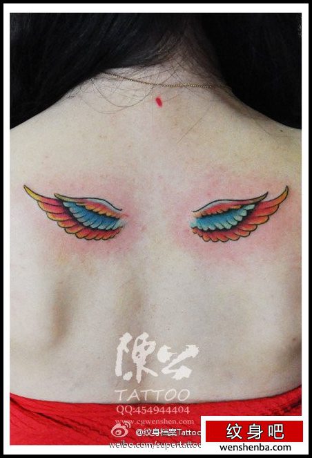 女人后背可爱漂亮的翅膀纹身