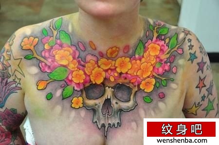 前胸简单好看的骷髅与花卉纹身