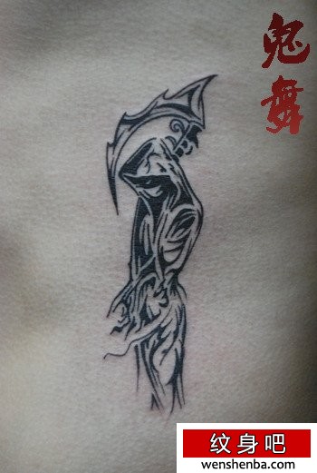 男性侧腰超酷的图腾死神纹身