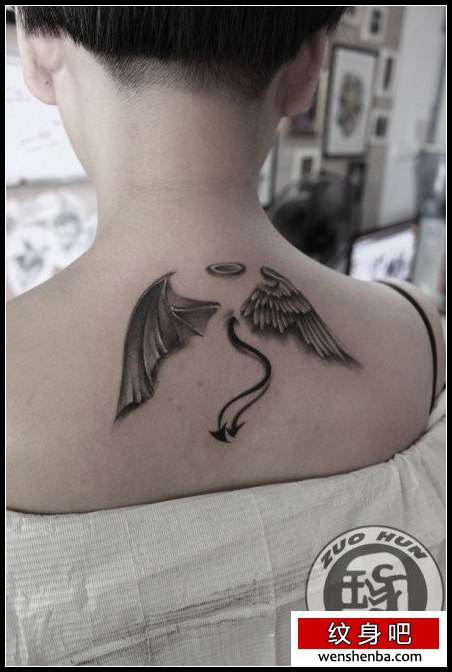 女人背部时髦的一半天使一般恶魔翅膀纹身