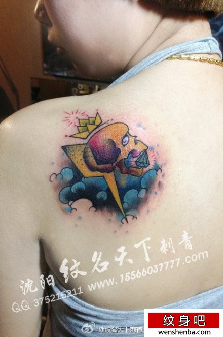 女人肩背可爱前卫的骷髅纹身