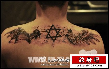 男性后背帅气超酷的一半天使一半恶魔翅膀纹身