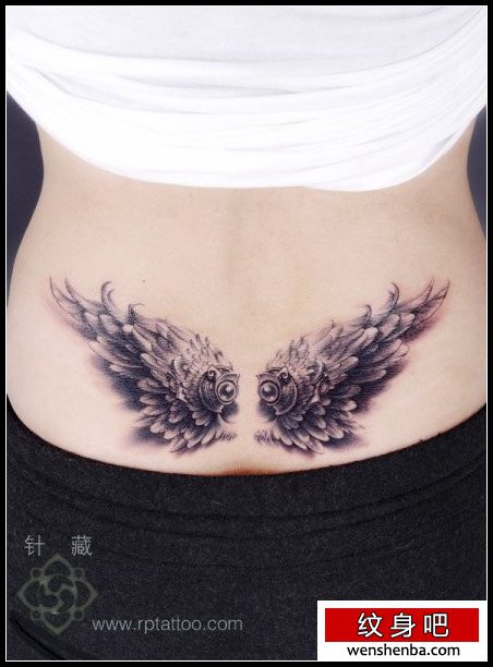 女人腰部个性的翅膀纹身