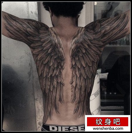 男性背上帅气个性的满背翅膀纹身