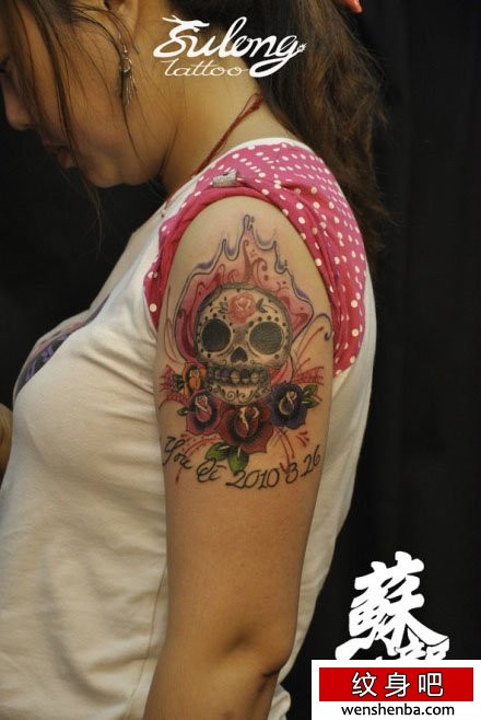 手臂漂亮精致的欧美欧美花骷髅纹身