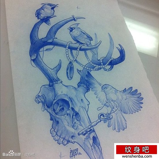 一张时髦权威的鹿头骷髅纹身