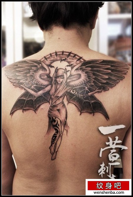 男性后背时髦漂亮的天使纹身