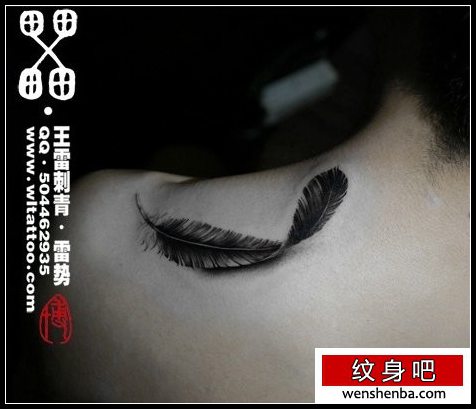 靓女肩膀处写实的羽毛纹身