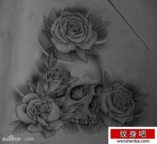一张个性权威的黑灰骷髅与玫瑰花纹身