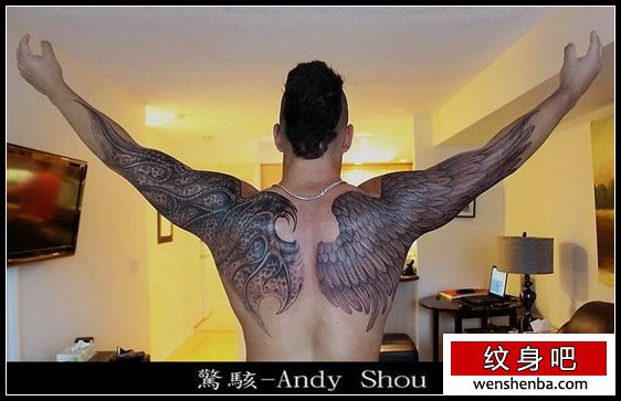 男性后背到手臂一半天使一半恶魔翅膀纹身