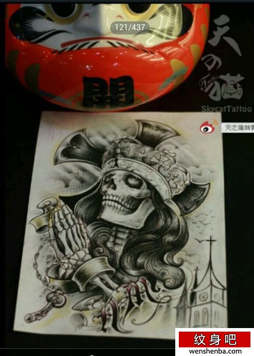 一张权威时髦的祈祷的骷髅纹身