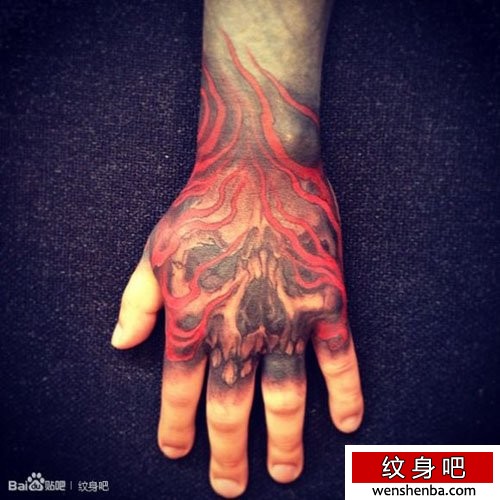 男性手背权威个性的骷髅火焰纹身