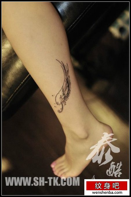 女人腿部个性可爱的黑灰翅膀纹身