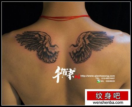 男性后肩背个性的天使翅膀纹身