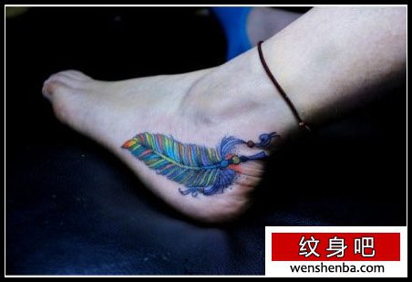 女人脚部好看的彩色羽毛纹身