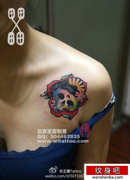 女人肩膀处个性可爱的彩色骷髅纹身