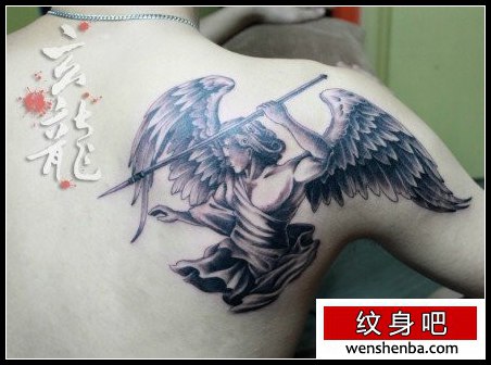 男性肩背一张黑灰欧美天使纹身