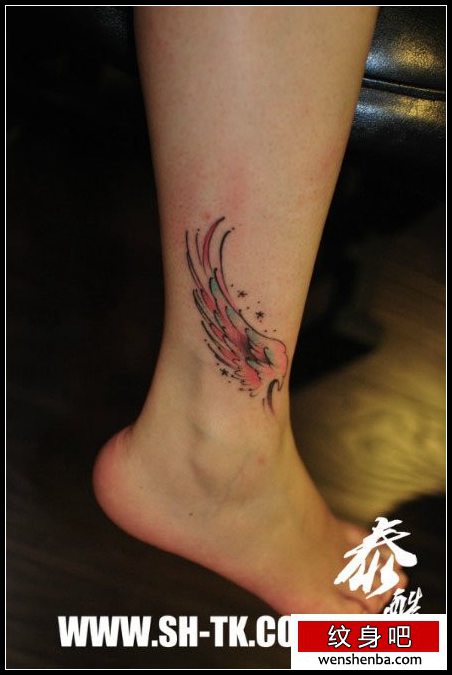 女人腿部精致的粉色翅膀纹身