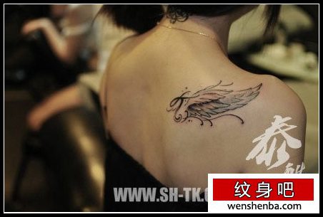 女人肩背清雅的翅膀纹身