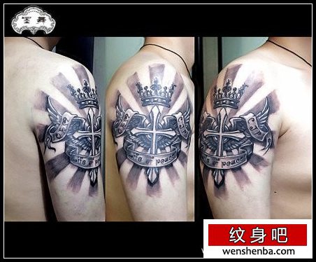 男性手臂个性权威的十字架翅膀纹身