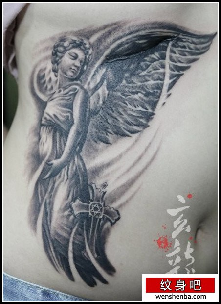 女人腹部个性的一张天使纹身