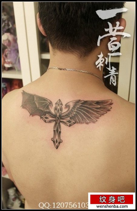 男性后背个性权威的十字架翅膀纹身