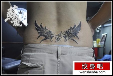 男性腰部的黑灰翅膀纹身