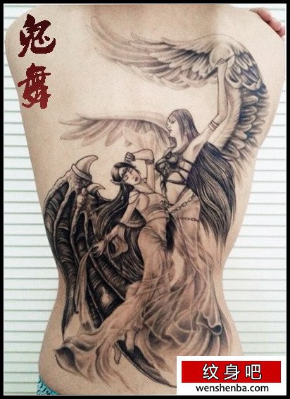 后背时髦个性的一对天使纹身