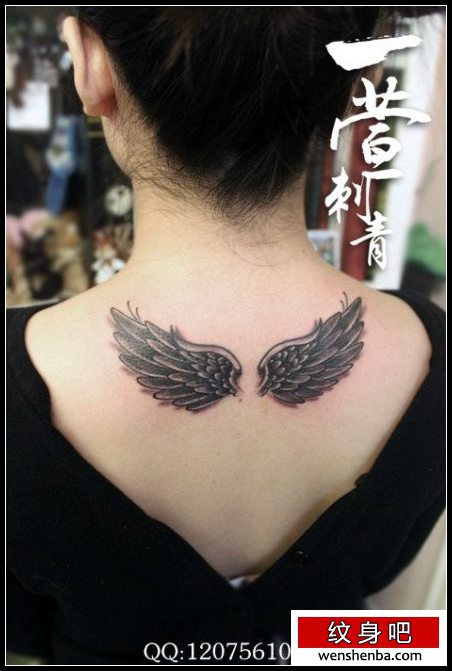 女人后背一张黑灰翅膀纹身