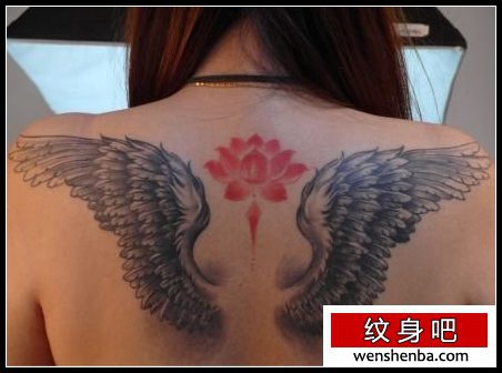 女人后背个性的黑灰翅膀纹身