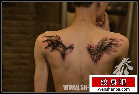 后背精致时髦的天使与恶魔的翅膀纹身