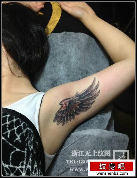 女人腋下一张翅膀纹身