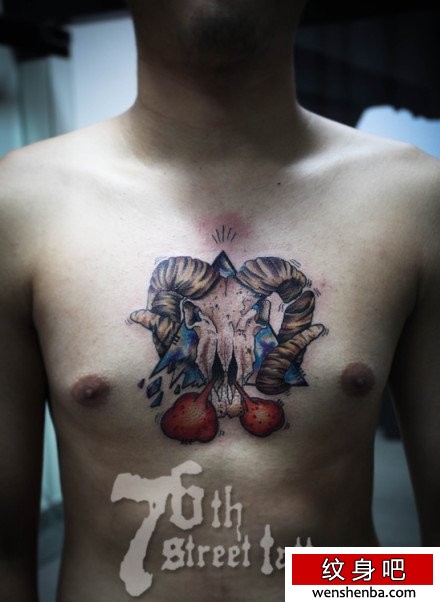 男性前胸帅气的羊头骷髅纹身