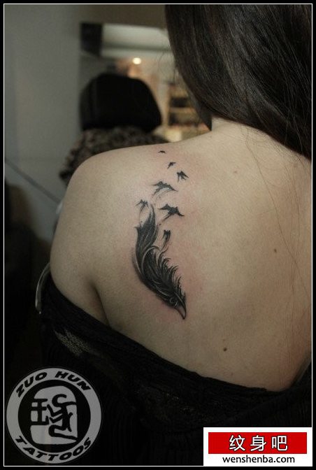 靓女肩背个性的羽化燕纹身