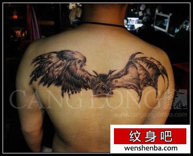 后背时髦很帅是天使与恶魔翅膀纹身