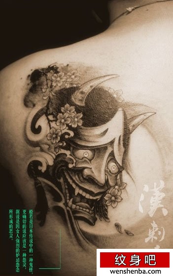 男性后肩背时髦很帅的般若纹身