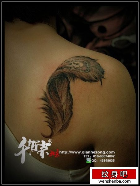 女人肩背时髦的黑灰羽毛纹身