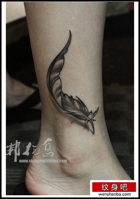 女人腿部的黑灰羽毛纹身
