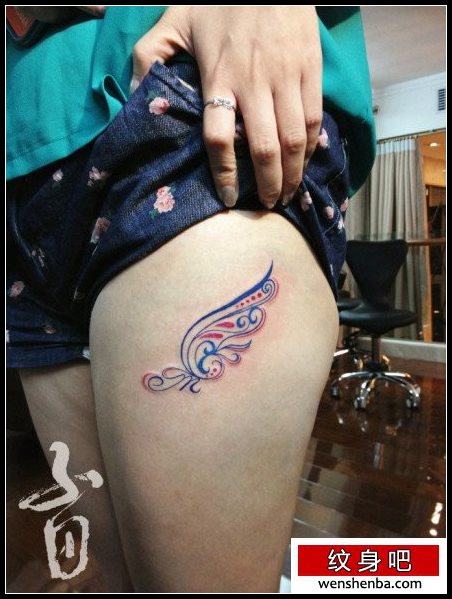 女人腿部时髦精致的图腾翅膀纹身