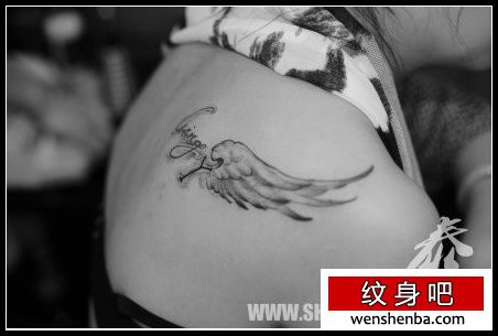 女人肩膀处时髦的小翅膀纹身