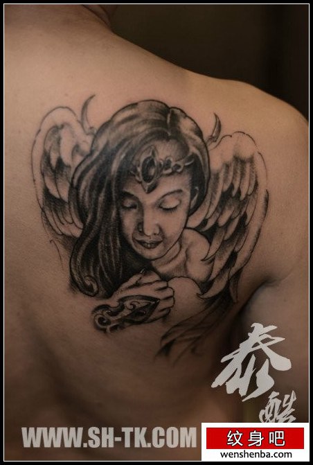 男性肩背漂亮的天使纹身