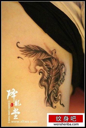女人腿部的羽毛音符纹身