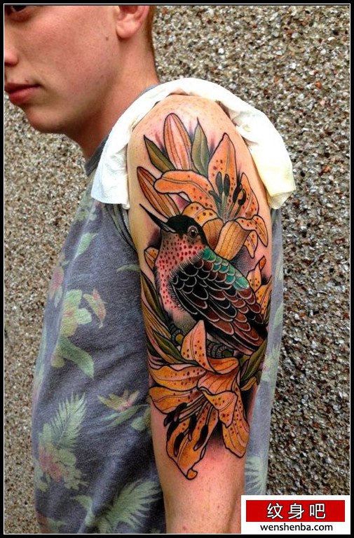 帅哥大臂上一张漂亮的百合花鸟刺青