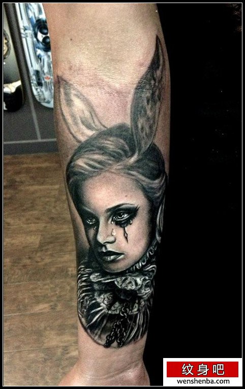 介绍小臂上一张恐怖兔女郎纹身