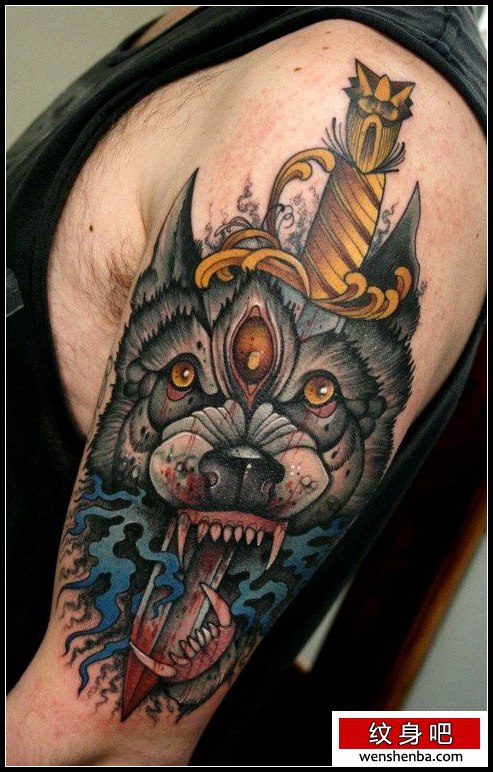 大臂上一张帅气的欧美狼头纹身