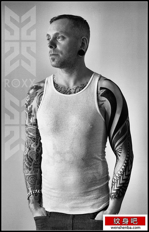 男性黑白图腾花臂纹身分享写真