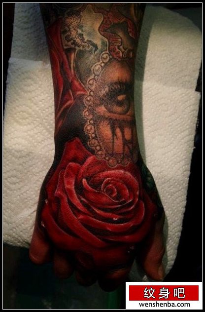 介绍一张手背上的一张红色玫瑰花纹身