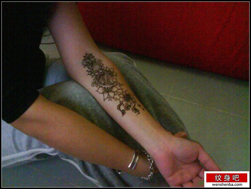 美女手臂藤花纹身