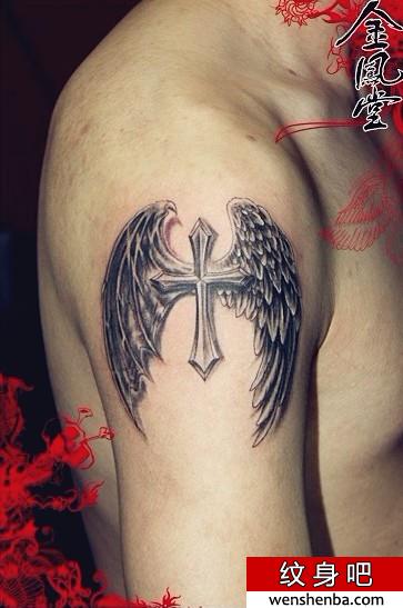 男人大臂十字架与翅膀纹身图案